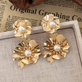 Pendientes de flores de metal dorado vintage con perlas blancas en joyero elegante - Dorado