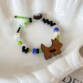 Detailaufnahme des handgefertigten Perlenarmbands mit Holzhundeanhänger - Hundestil (25839A)
