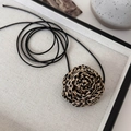 Détail du collier choker rose à imprimé léopard avec cordon noir ajustable pour femme - Base Café Léopard Noir