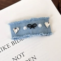 Dettaglio del fermaglio in denim con cuori di strass e decorazioni di perle e fiocco - Fiocco Nero