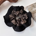 Vintage scrunchie met luipaardprint en zwarte geplooide kanten rand op witte achtergrond - Luipaard Splicing Geplisseerde Stijl (Hoofdafbeelding Stijl)