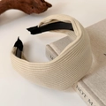 Dettaglio del cerchietto lavorato a maglia beige con trama a coste e stile minimale - Beige