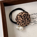 Dettaglio elastico per capelli rosa con stampa leopardata e ciondoli di perle - Scrunchie Leopardato