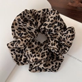 Dettaglio ravvicinato dell'elastico per capelli leopardato con trama in seta e design a pieghe - Stampa Leopardata Piccola (25987A)
