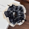 Detalle de un coletero retro de cuadros con encaje y lazos negros pequeños - 25986C Cuadros Azul Negro