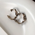 Detail van luipaardprint oorringen met onregelmatige golfvormige randen en zilveren pinnen - Onregelmatige Golfstijl (26010D)