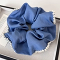 Detailansicht von marineblauem Satin-Haargummi mit weißen Perlen auf einem Tablett - Helles Denim (25816A)