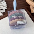 Detail van vijf gekleurde naadloze haarelastiekjes in een transparante geschenkdoos - Blauw Paars Bamboeknoop Stijl (26028E)