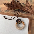Nahaufnahme der handgefertigten Ethno-Halskette mit Holzringen und Hanfseil-Details - Runder Ring Hanfseil Design (26029B)