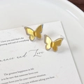 Primer plano de pendientes de mariposa de doble capa con textura dorada cepillada y plata - Estilo Dorado