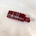 Détail de l'incrustation en tissu à carreaux rouges sur barrette vintage à bords ondulés - Rouge (26058A)