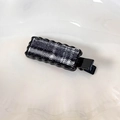 Détail macro de l'insert en tissu écossais et bords ondulés sur une pince à cheveux collège - Noir (26058C)
