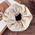 Dettaglio scrunchie in ecopelle beige con pieghe fitte e cuciture di alta qualità fine - Beige