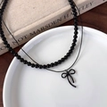 Zweilagige schwarze Perlenkette mit minimalistischem Schleifenanhänger im Vintage-Stil - Zweiteiliges Halsketten-Set