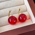 Macro di orecchini a sfera in resina con foglia d'oro e ganci in metallo dorato - Rosso