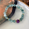 Dettaglio macro del bracciale fatto a mano in perle di giada verde e perla viola - Verde Scuro