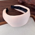 Detalle de diadema rosa acolchada con textura de punto y forro interior de satén negro - Beige