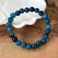 Détail macro du bracelet en perles de pierre naturelle bleu foncé avec effet oeil de chat - 26026A Bleu Ciel