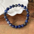 Détail macro de perles en lapis-lazuli naturel avec taches dorées sur bracelet élastique - 26026B Bleu Foncé