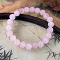 Detailansicht der handgefertigten Rosenquarz-Perlenarmband mit runden rosa Edelsteinen - Rosa