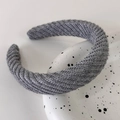 Primer plano de la diadema de punto gris que muestra la textura fina y la tela suave - Estilo Tejido de Sarga Gris