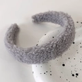 Detailansicht eines grauen Plüsch Stirnbands mit weicher Wollstruktur und breitem Design - Flauschiger Stil (26102B)