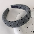 Primer plano de la diadema de punto gris con lunares y etiqueta interior HAND MADE - Estilo de Lunares Negro Gris
