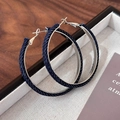 Dettaglio ravvicinato di grandi orecchini a cerchio con tessuto denim blu e base argento - Denim Blu Scuro