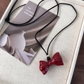 Détail du collier à pendentif nœud rouge foncé brillant avec cordon noir et perle argent - Style de Nœud (26110B)