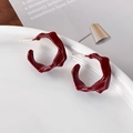 Elegante unregelmäßige burgunderrote Creolen mit Faltenstruktur im Vintage-Stil für Damen - Wellenförmiger unregelmäßiger C-Form-Stil / Burgunderrot