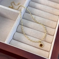 Dettaglio del ciondolo in occhio di tigre con catena a chicchi in una scatola regalo - Ciondolo Circolare Catena a Sfere (26129B)