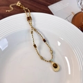 Detail von Tigerauge-Steinanhänger und Vintage-Goldperlenkette auf Keramikteller - Bambus Perlen Wassertropfen-Anhänger (26130A)