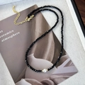 Collana minimalista di perle nere con perla centrale e chiusura dorata elegante - Perla Singola