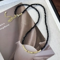 Collana minimalista con perline nere sfaccettate e dettagli dorati con chiusura a moschettone - Disco d'Oro Split