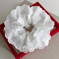 Primer plano de coletero de encaje blanco extragrande con bordados florales - Blanco
