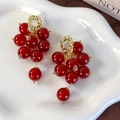 Elegante rote Perlen-Traubenohrringe mit goldenem gehämmertem Metall im Vintage-Stil für Damen - Weinrot/Gold
