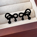 Detailansicht der Vintage-Schleifenohrringe aus schwarzem Samt mit Kugelanhängern in Box - Schwarze Schleife