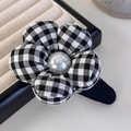 Dettaglio della clip per capelli a fiore a scacchi con grande perla sintetica centrale - Molletta BB Fiore (26182A)
