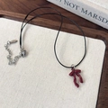 Détail du pendentif nœud rouge sur cordon noir avec chaînette d'extension argent - Collier Mini Nœud Papillon