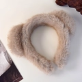 Gros plan du serre-tête oreilles de chat en peluche de qualité avec fausse fourrure dense - Kaki