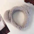 Détail d'un serre-tête oreilles de chat en peluche grise avec texture de fausse fourrure - Gris