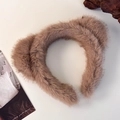 Gros plan sur le serre-tête oreilles de chat en peluche kaki à la texture douce et duveteuse - Café Clair