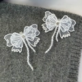 Charm per scarpe con fiocco di pizzo perle e nappe per sneaker fai da te dettaglio - Stile Fiocco con Nappa Bianca (26215B)
