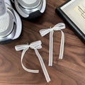 Dettaglio di ciondoli a fiocco in pizzo bianco con chiusure a moschettone per scarpe - Fiocco con Nappine (26221A) / Bianco