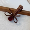 Dettaglio di fermaglio vintage a quadri con fiocco marrone e bottone in velluto rosso - Fermagli per capelli a becco d'anatra / Piccola Clip a Becco d'Anatra Plaid Marrone (26282A)