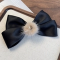 Detalle de elegante pinza para el pelo de satén negro con pompón beige y centro de cristal - Estilo Pompon Café (24072B)
