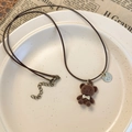 Primer plano del colgante de oso marrón flocado en collar de cuerda de cera ajustable - Oso Marrón con Lazo (26213C)