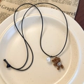 Detalle del colgante de osito de peluche marrón con perla y brillo en cordón - Oso Café con Flor y Perla (26324B)