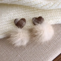 Dettaglio dell'orecchino a cuore a scacchi marroni con un morbido pompon di peluche - Pompon Caffè