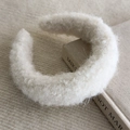 Detalle de la diadema de felpa blanca que muestra la textura gruesa de piel sintética - Blanco
